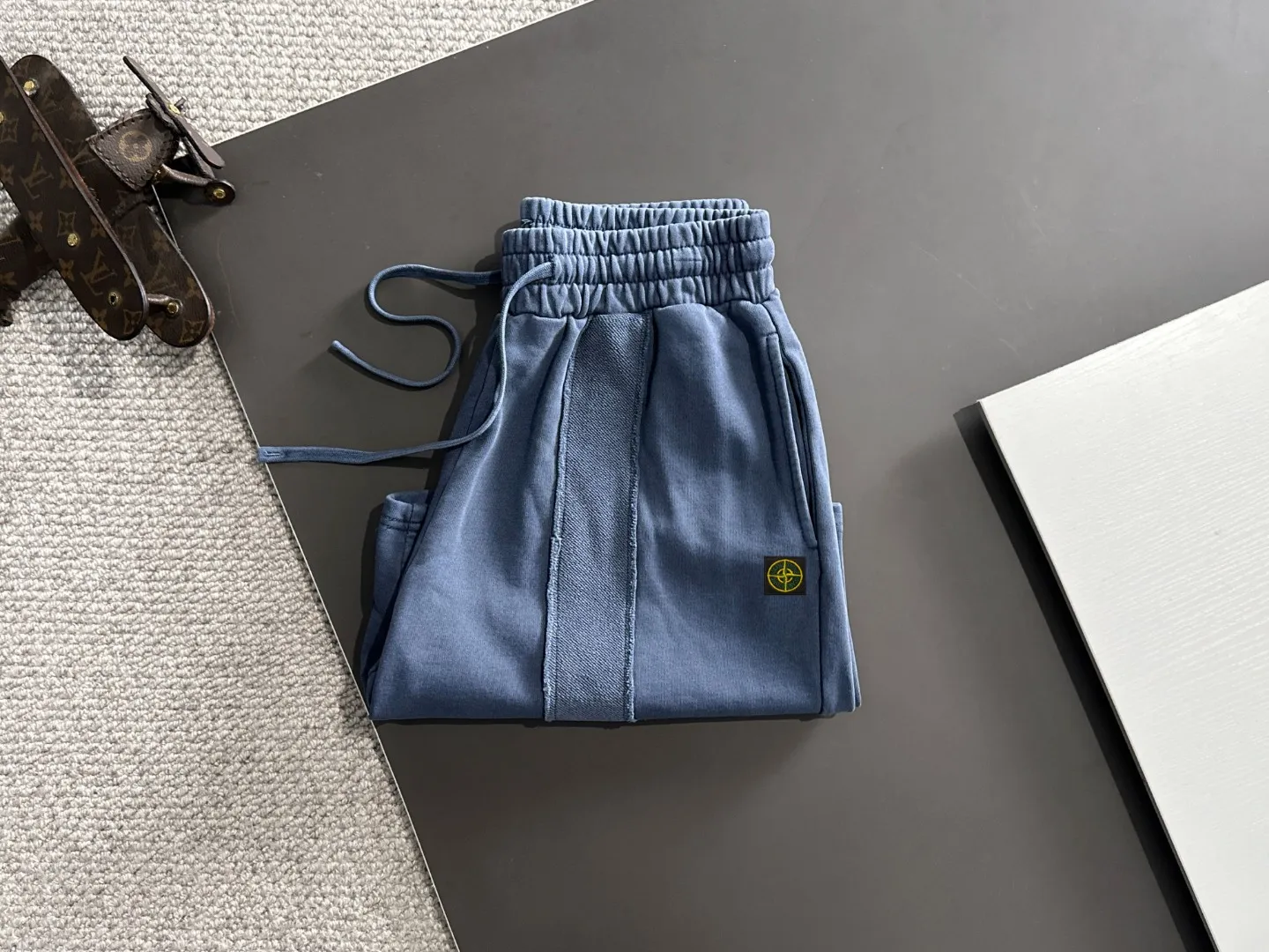 🅿️330 shipped next day, high-end goods, Stone Island 2025 spring and summer new elastic band casual heavy-duty washed loose shorts, made by imported machines from Italy, 1:1COPY with eyes closed. The hem of the trousers is hemmed with two needles, the stitching is fine and firm, and the custom-made fabrics are highly breathable and comfortable, with impeccable details. The brand element design concept reflects high quality. It feels delicate and soft! It presents a casual cut and the upper body shape is great! Size: S-XXL